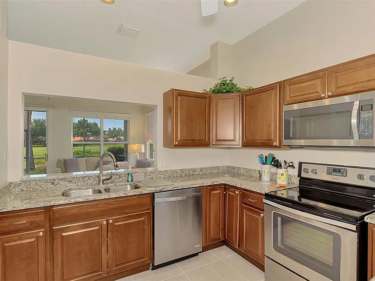549 Fallbrook Dr — Photo 12