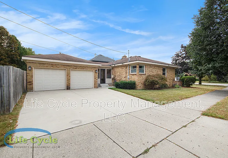 1055 Lake Michigan Dr NW — Photo 2