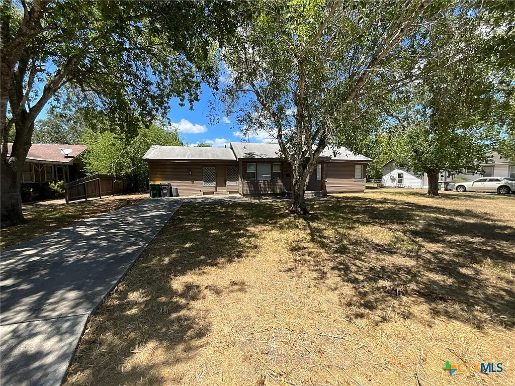 2 bed, 1.0 bath, 1422 sqft, $1,450 — Photo 2