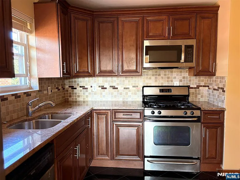 458 Lawn Ave #2 — Photo 4
