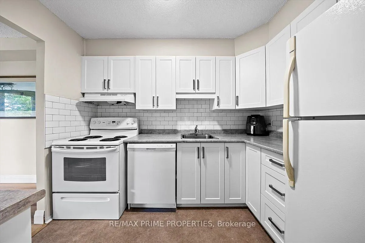 158 McArthur Ave — Photo 3