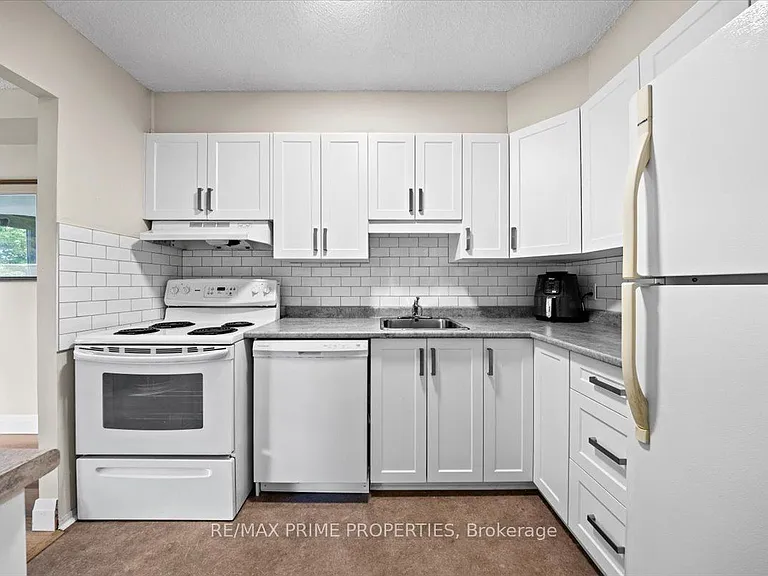 158 McArthur Ave #209 — Photo 3