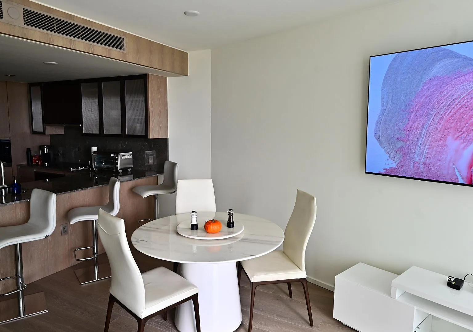 Koula - Furnished 2 bedroom, 2 bath Condo with 2 parking! — Photo 4