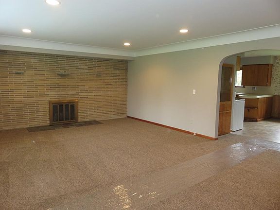 Large Family Room w/ Fireplace
