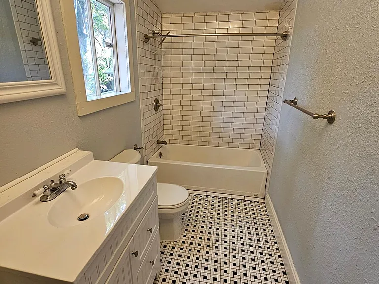305 E Ross Ave #H — Photo 4