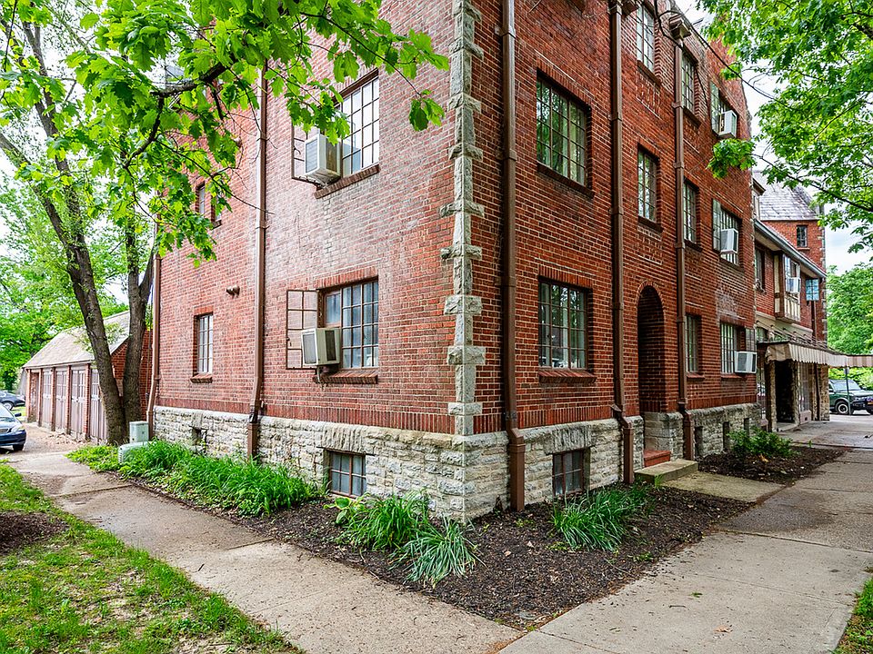 Mariemont Square Exterior