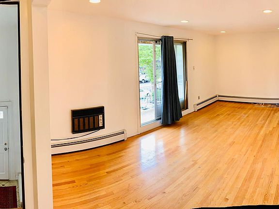 XL living room w balcony 19 x 11