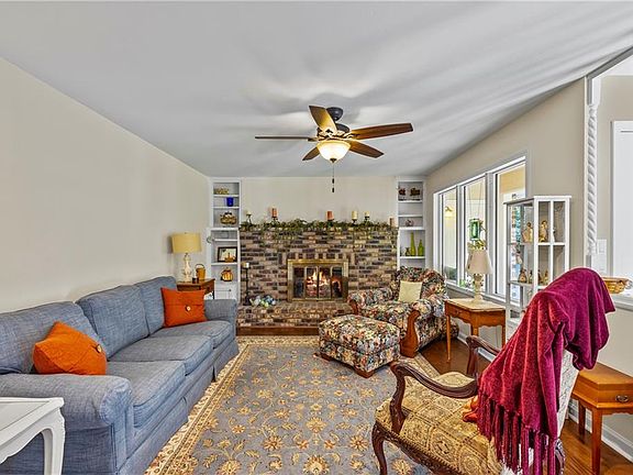 5th image of 684 Honeysuckle Rd