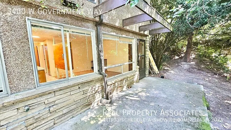 Cozy 1-Bedroom A Walk Away From Discovery Park! **Yard Space and Parking Space Included — Photo 2