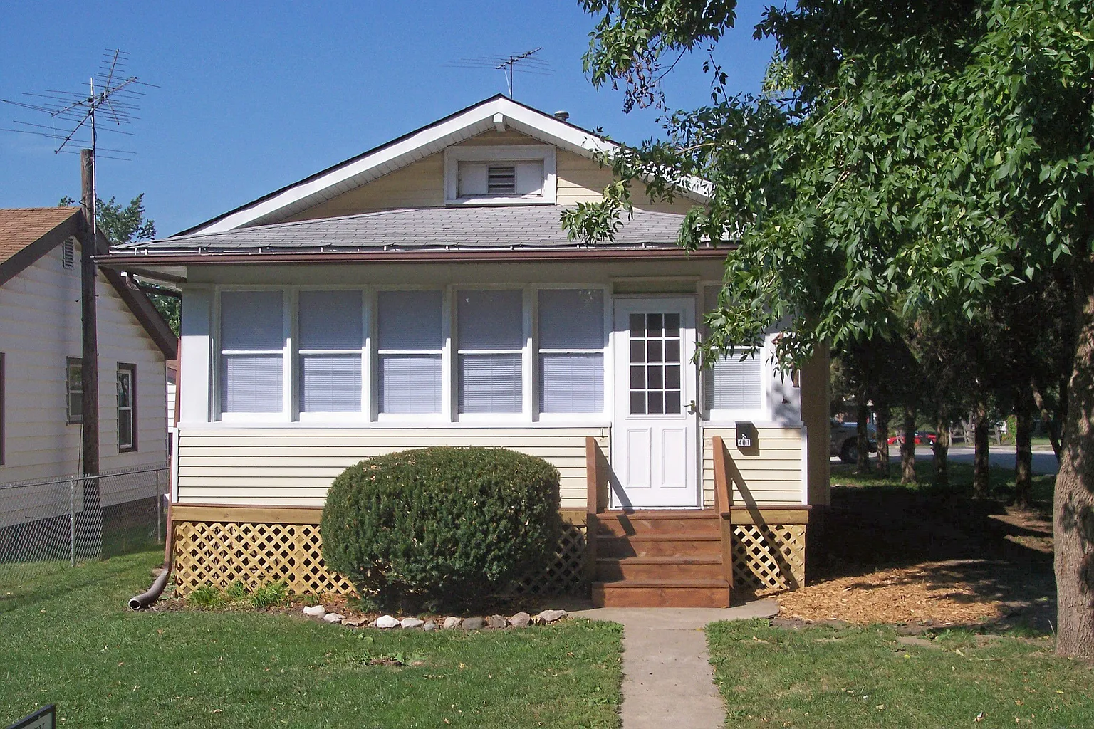401 Davison St photo 1