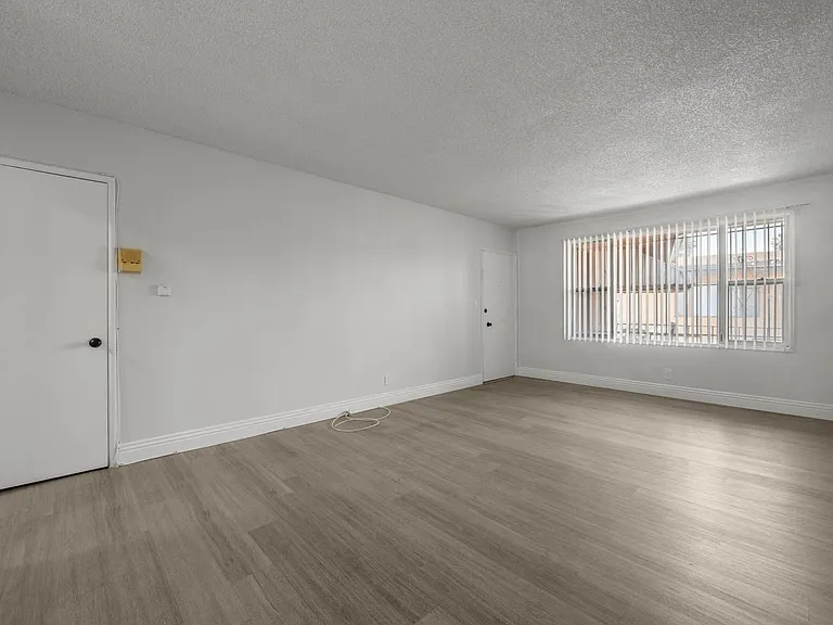 3907 Roxanne Ave — Photo 9