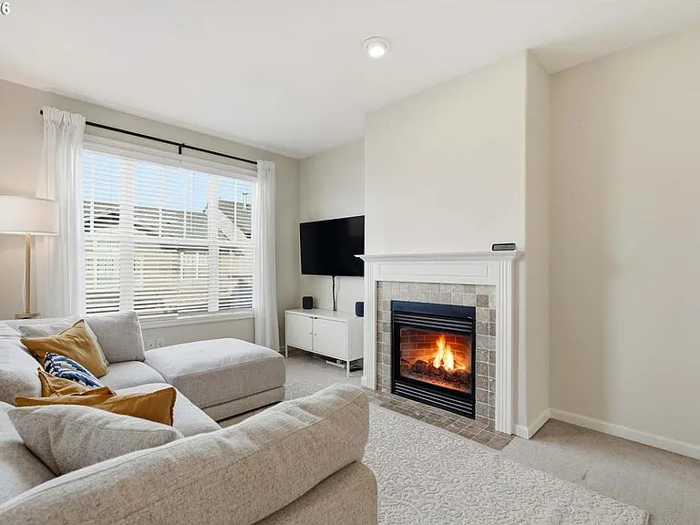 2442 NW Burnett St — Photo 2