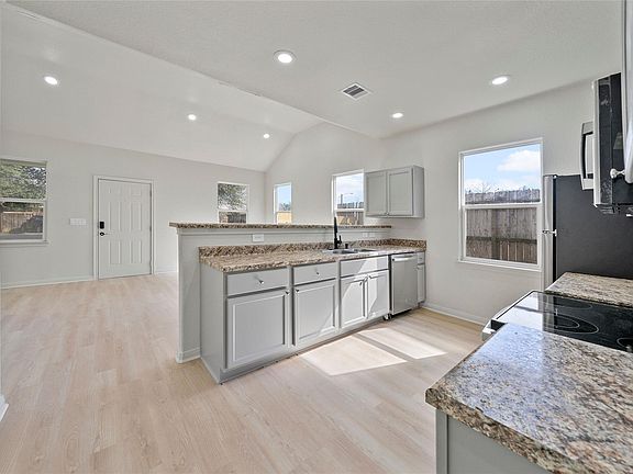 4th image of 4415 Castor St