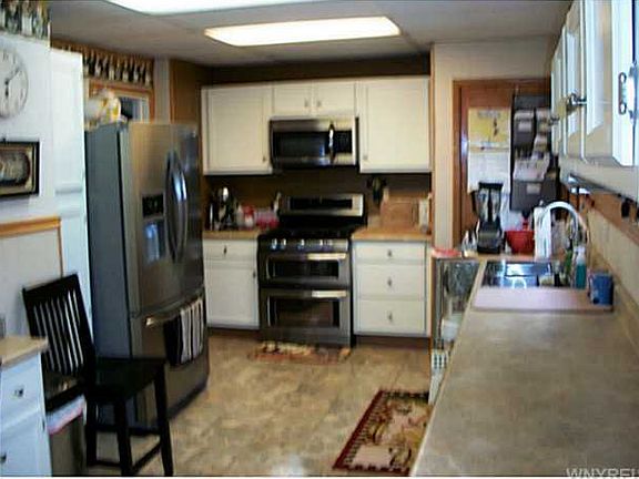 4th image of 79 Doyle Ave