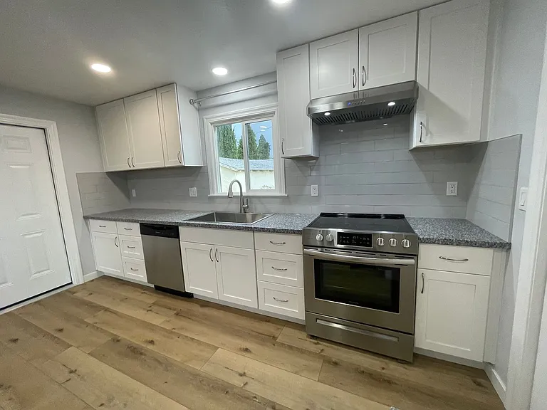 148 & 148-1/2 Winema Way — Photo 8