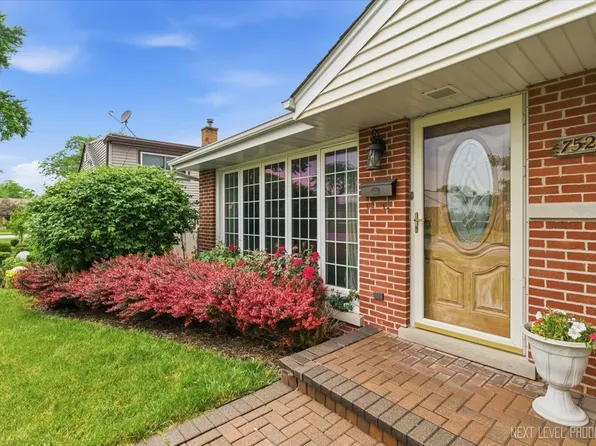 7528 Churchill St, Morton Grove, IL 60053