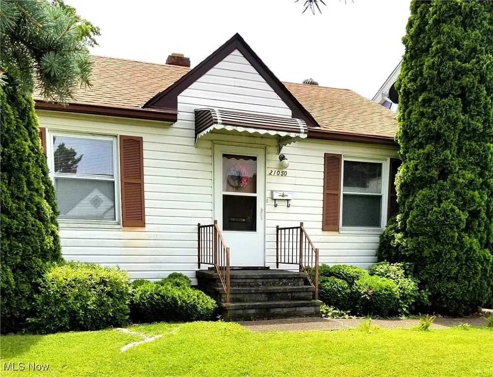21050 N Vine Ave photo 1