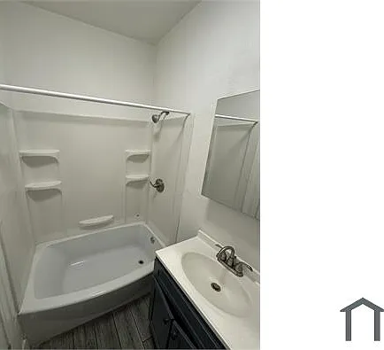813 W 43rd St #1 — Photo 7
