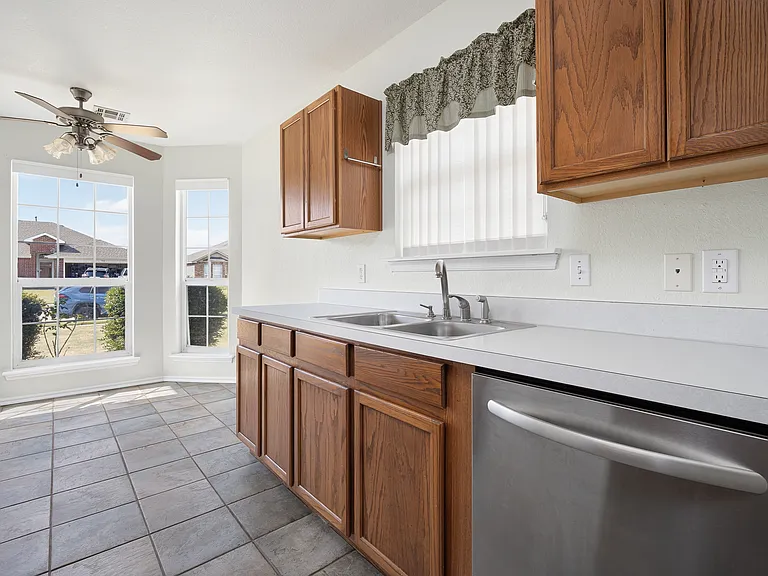 337 W Chantilly Way — Photo 2