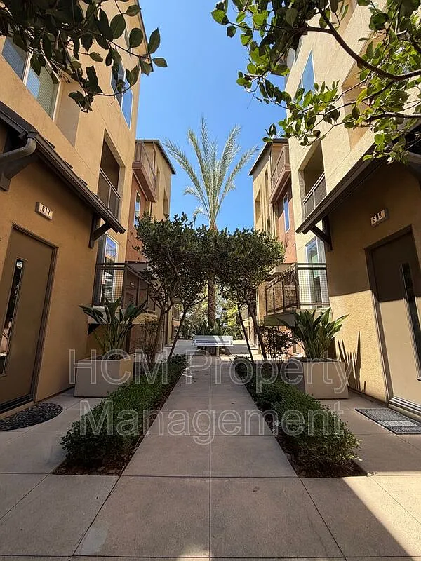 1 bed, 1.5 bath, 1252 sqft, $3,500 — Photo 3