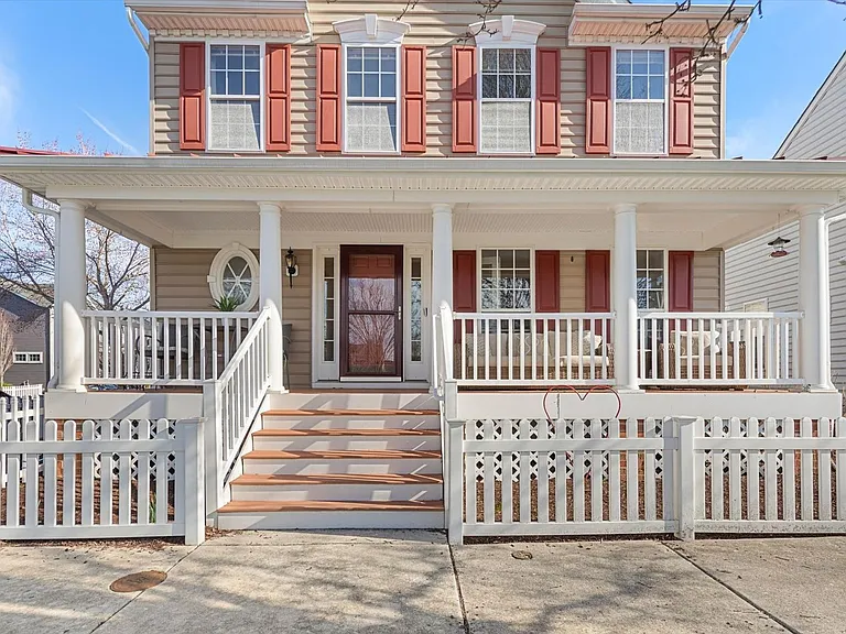 301 Adelaide Dr — Photo 3