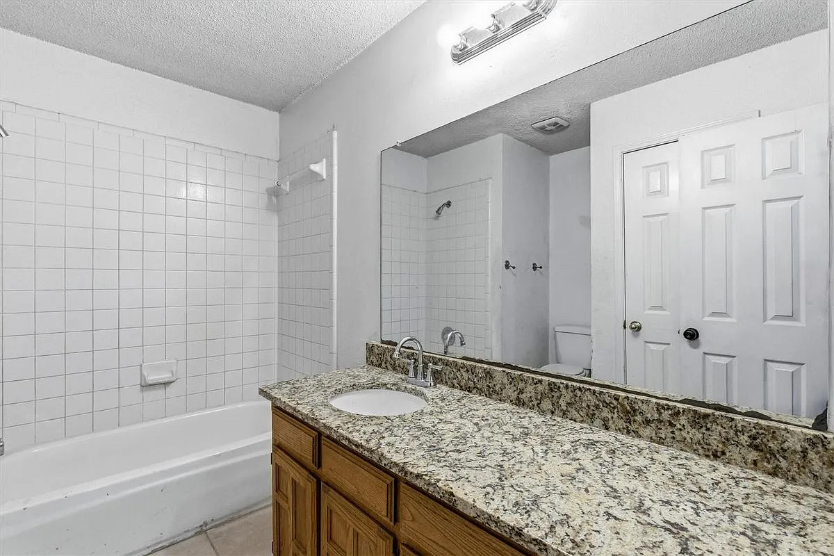 5 bed, 3.0 bath, 2884 sqft, $3,200 — Photo 3