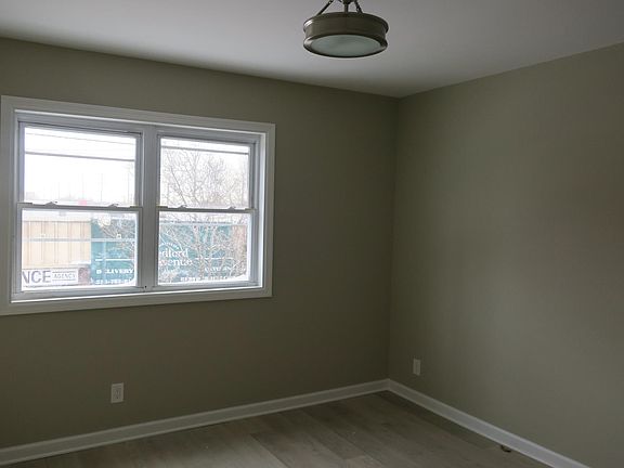 4th image of 102 Bedford Ave