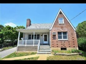 11 Tildean Ln, Bayville, NY