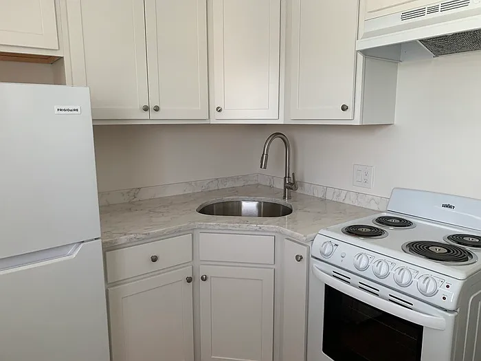 1105 Lexington St #6 — Photo 2