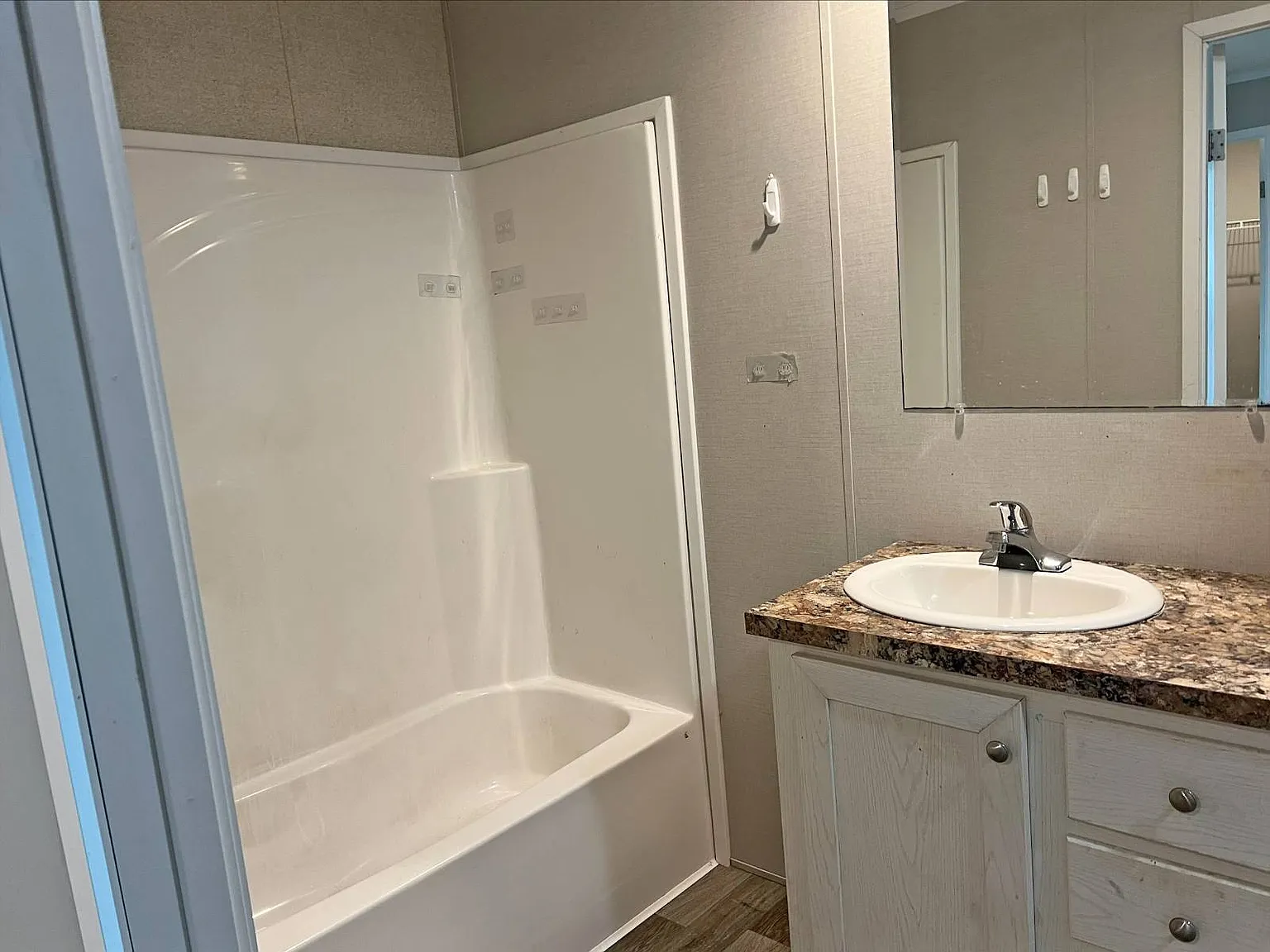 3 bed, 2.0 bath, 860 sqft, $995 — Photo 4