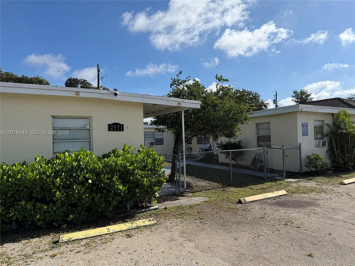 Photo 1 of 17 - 2571 NW 13th Ct #3 - Fort Lauderdale, FL Primary Photo - 2571 NW 13th Ct #3