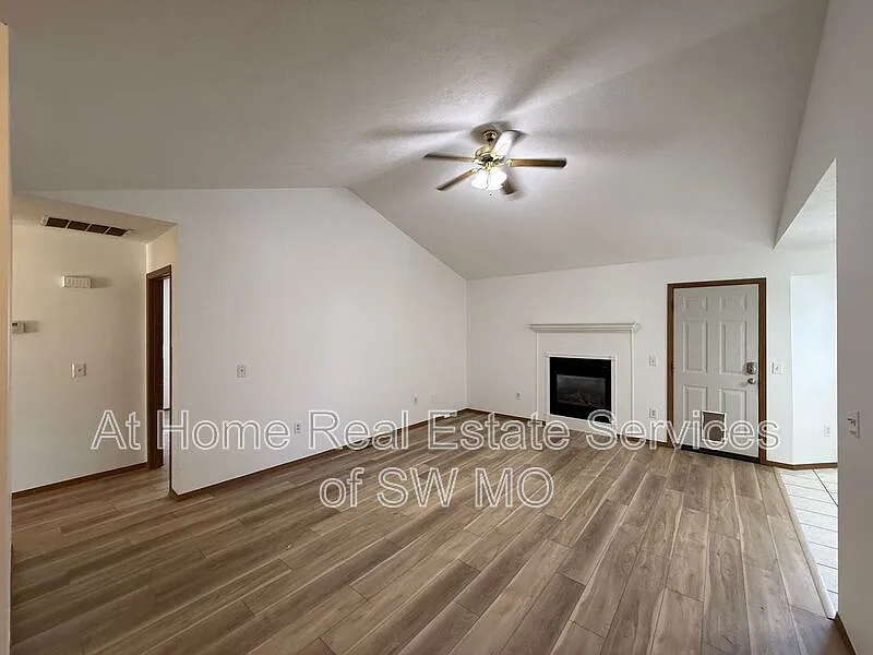 3 bed, 2.0 bath, 1300 sqft, $1,480 — Photo 2