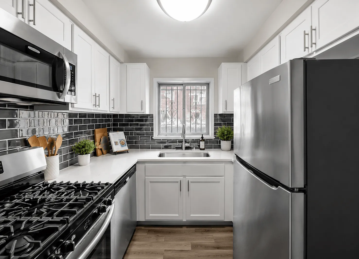 Oak Park Manor Apartments & Townhomes — Photo 1