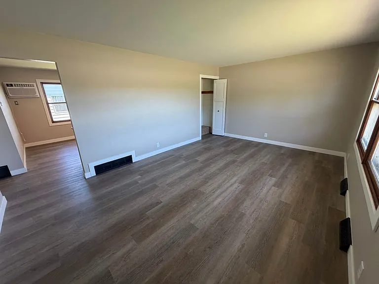 652 W Macarthur Ave — Photo 4