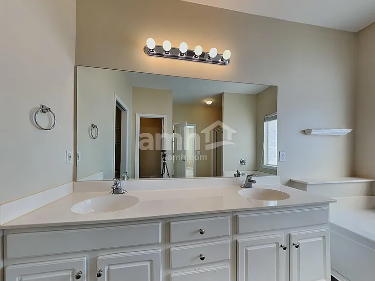 808 Bindon Ln — Photo 14
