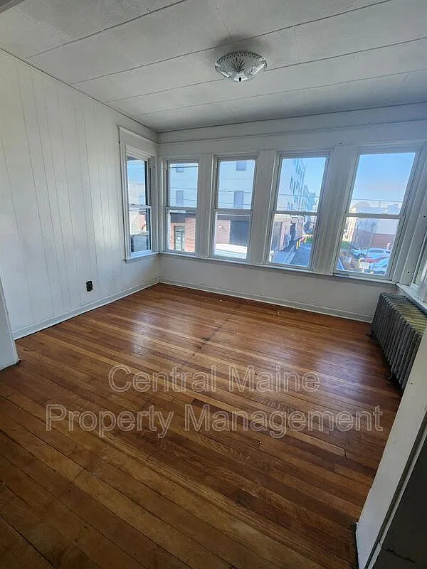 4 bed, 1.0 bath, $1,695 — Photo 2