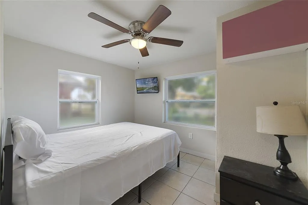 3 bed, 1.0 bath, 1057 sqft, $1,800 — Photo 3