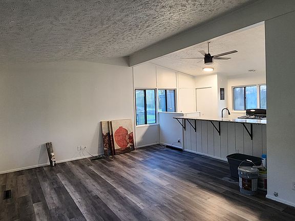 4th image of 211 Woods Edge