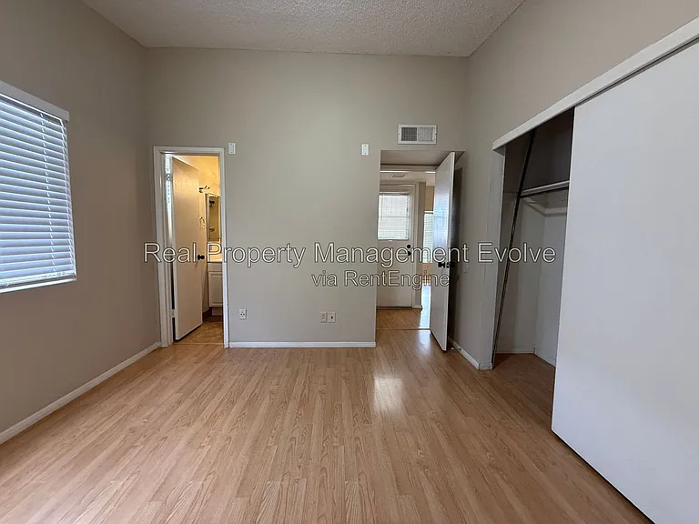 513 E Wickieup Ln — Photo 15