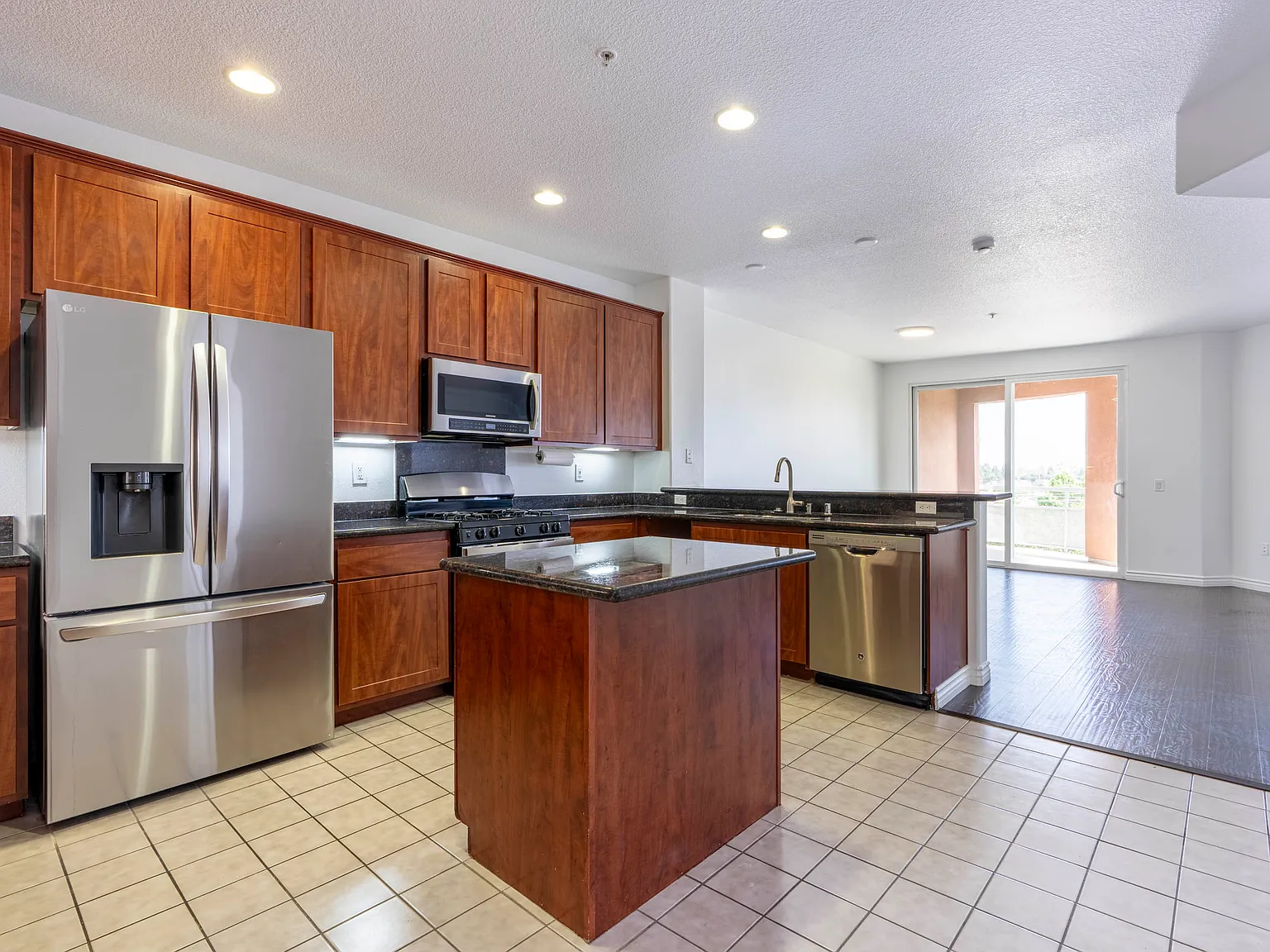 3 bed, 1343 sqft, $3,600 — Photo 3