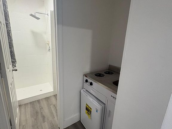 4th image of 128 NW 9th Ave #3