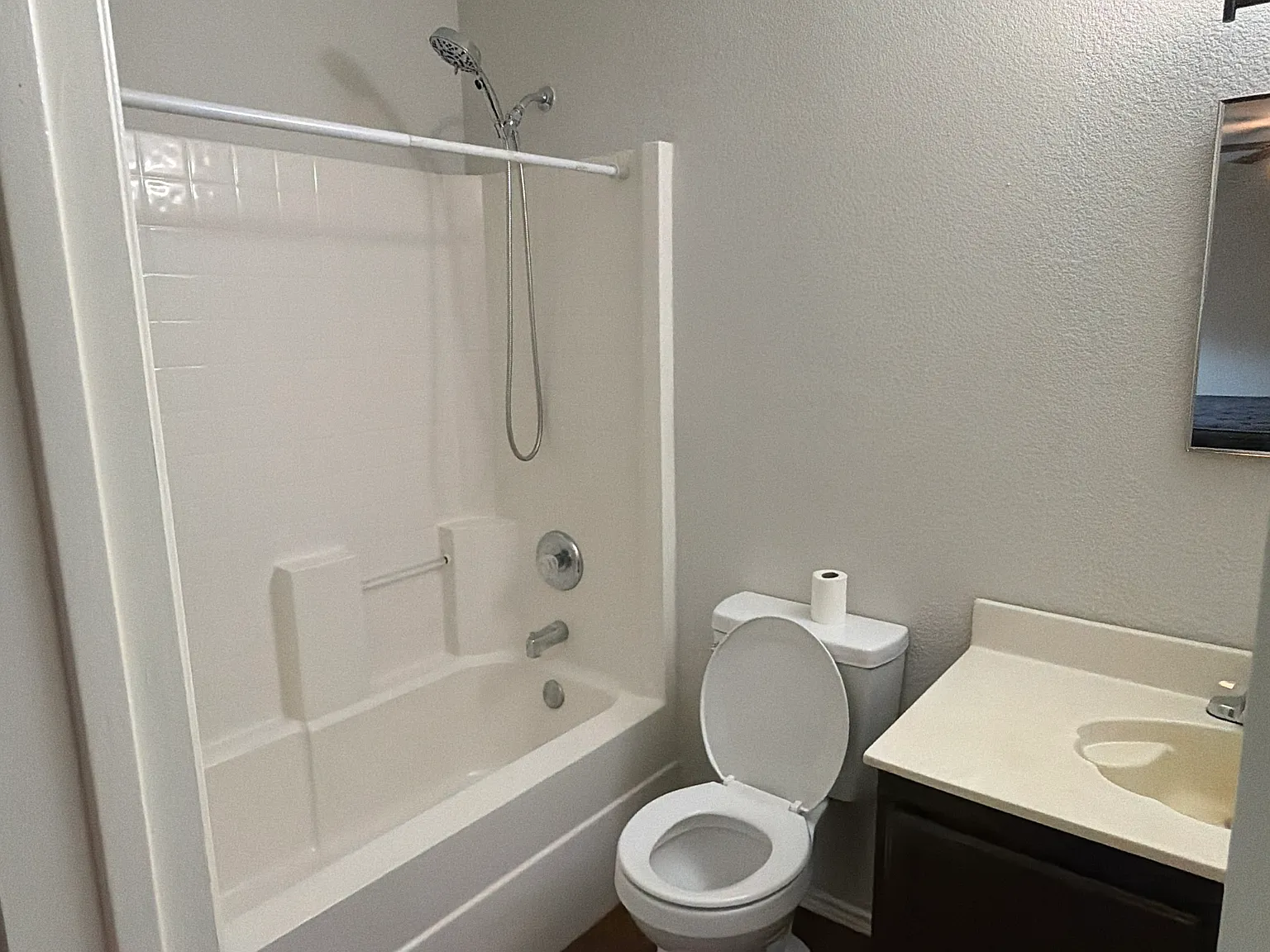 5 bed, 2600 sqft, $718 — Photo 4