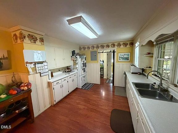 3rd image of 310 Sunset Dr