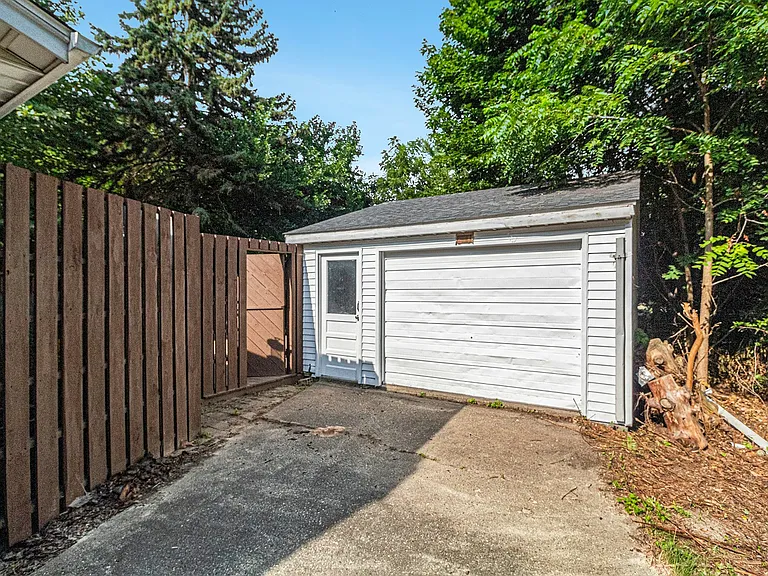 1035 N Maple Rd — Photo 22