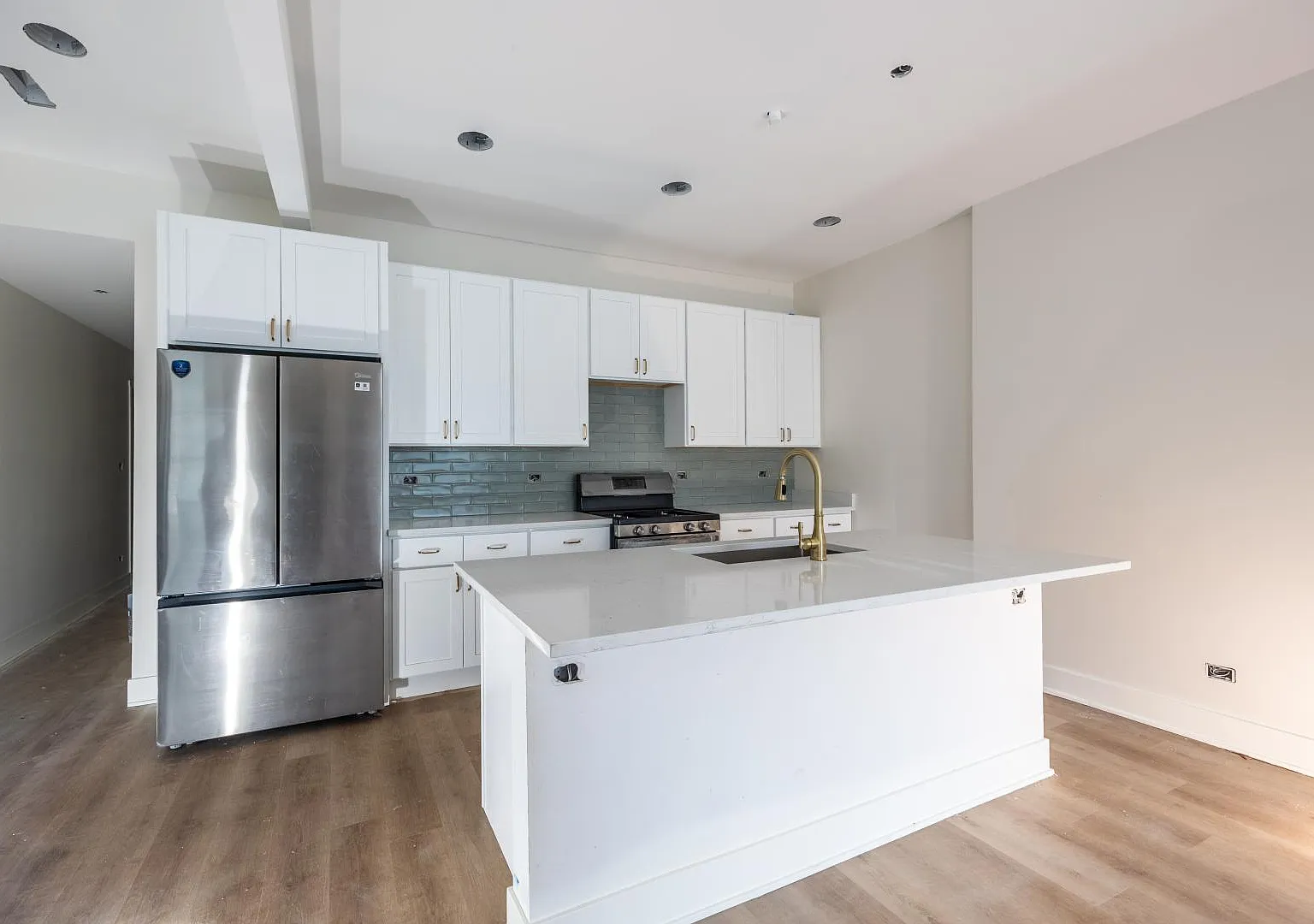 3 bed, 1350 sqft, $3,575 — Photo 3