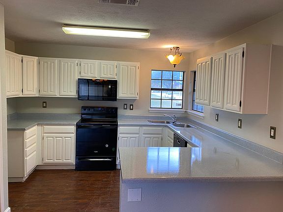 2nd image of 2815 Armstrong Dr