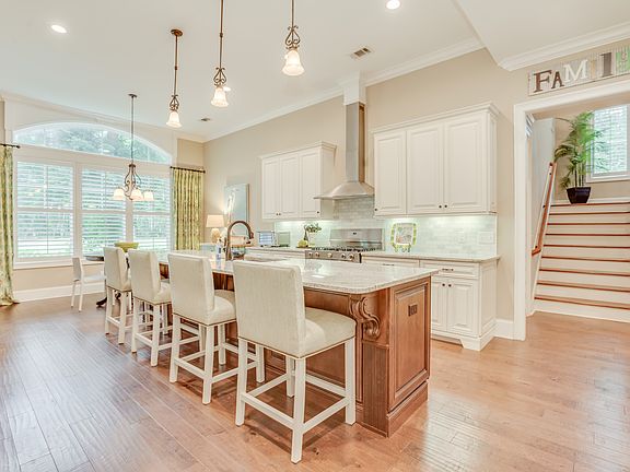 Kitchen and breakfast area
