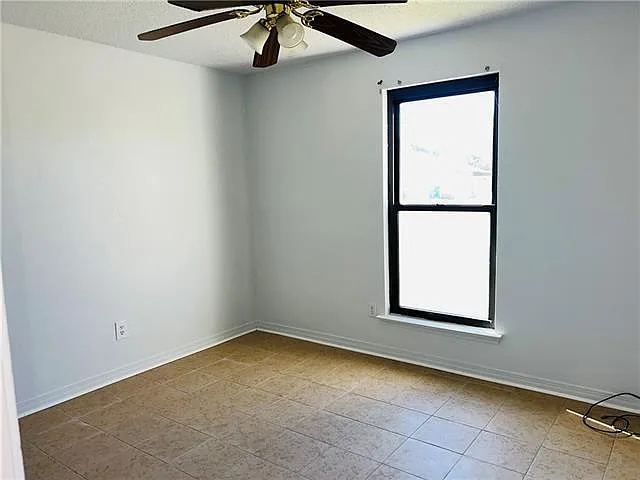 1308 Cambridge Dr — Photo 9