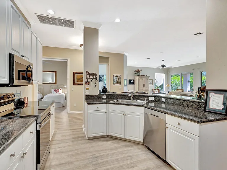 2941 Twin Oaks Way — Photo 6