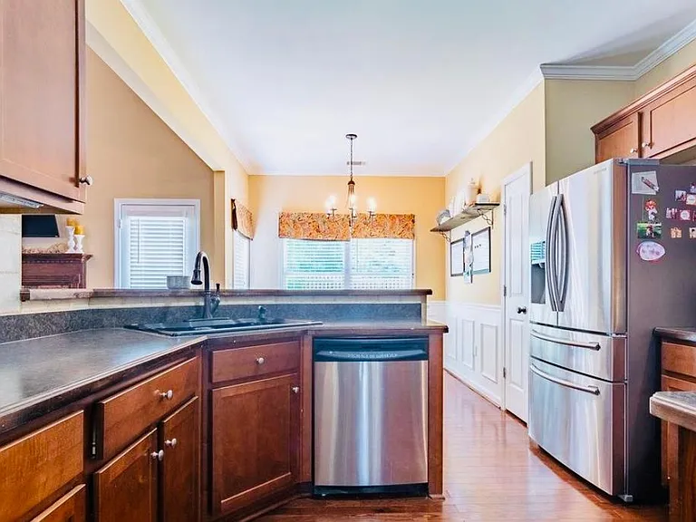 1231 Brighton Ln — Photo 10